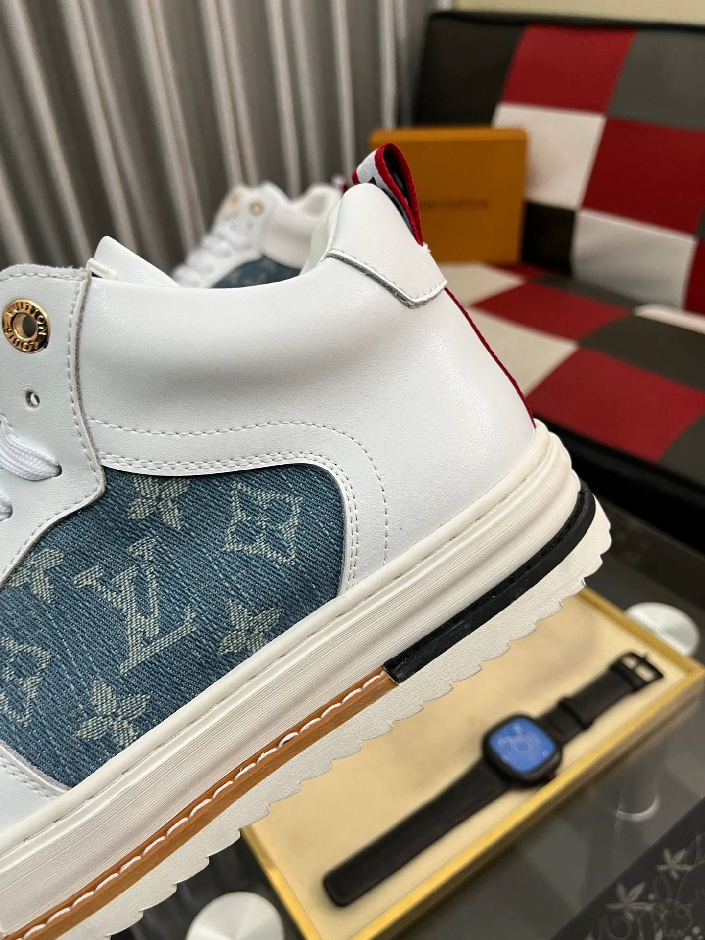 Ex-factory price: 420⌚️⌚️《Louis vuitton/LV Louis Vuitton》original quality.~ Unique modern style sneakers. 🏃A must-have casual shoe for trendy men😍😍 Original brand imported from Italy, imported original leather, cowhide lining (refuses to discolor and grind feet) sole: original sole provided by the original factory, French lazy style design ⚠️Fit to the feet, original quality, super comfortable original sole. Code number: 38-442️⃣Colors available
